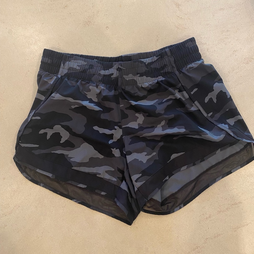 Athleta 4” mesh racer run short - Picture 3 of 6